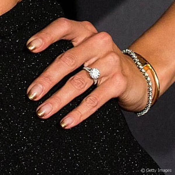 Alessandra Ambrósio decorou as unhas no estilo inglesinhas com esmalte de glitter dourado apenas nas pontinhas para participar do programa Australia's Next Top Model